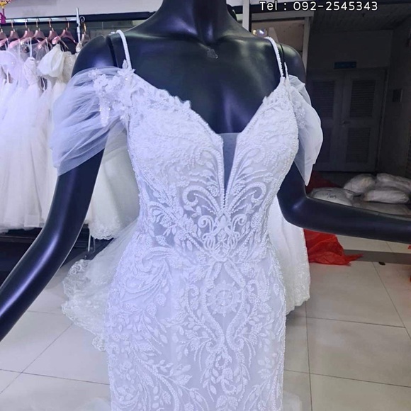 WEDDING DRESS - Picture 5 of 8